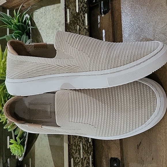 Ugg Sammie Sneaker Size 8 - Picture 2 of 4